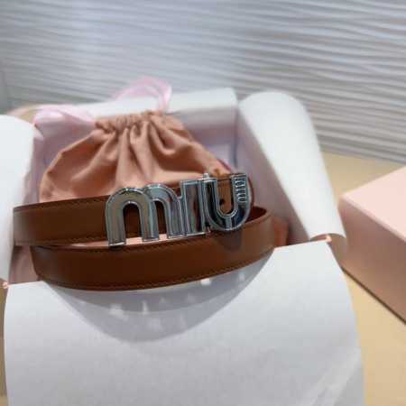 Miu Miu 这款皮革腰带是提升别致造型品味的理想之选。 醒目的标志性徽标装点搭扣，营造精致撞色与纹理效果。缕空m I U设计别致. 宽度: 2Cm 尺寸75 - 点击图像关闭