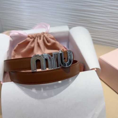 Miu Miu 这款皮革腰带是提升别致造型品味的理想之选。 醒目的标志性徽标装点搭扣，营造精致撞色与纹理效果。缕空m I U设计别致. 宽度: 2Cm 尺寸75