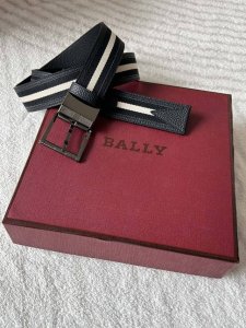 特 P200 Bally 巴利 这款男士休闲双面皮带 宽3.5Cm 黑色粒面牛皮的优雅与黑白布料的时尚相结合 时尚的瑞士休闲风格。
