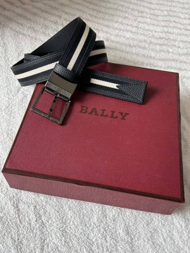 特 P200 Bally 巴利 这款男士休闲双面皮带 宽3.5Cm 黑色粒面牛皮的优雅与黑白布料的时尚相结合 时尚的瑞士休闲风格。
