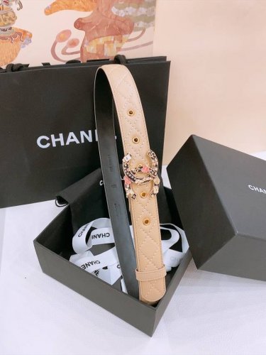 香家新款女士腰带 经典羊皮皮革双C扣，金色的双C扣是香家的标志性设计，黑色皮带简约大方，无论是日常穿搭还是正式场合，都能轻松驾驭. 宽度3.0Cm