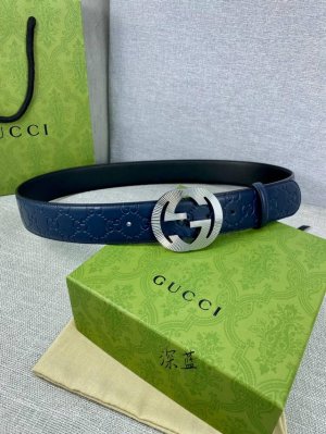 宽度4.0Cm Gucci 互扣式双G带扣腰带，采用热压印技术的Gucci Signature蓝色皮革精制而成，触感厚实，印花图案清晰分明。