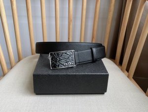 Prada 普拉达 专柜最新款 这款腰带以Saffiano皮革制成具有优雅精致的细节 带扣上饰有刻字徽标 打造个性造型 宽3.5