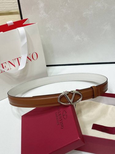 Vlogo Signature搭扣 黄铜金属、可双面佩戴小牛皮腰带 -外层金属质感小牛皮 -起鼓小牛皮 -宽度：3厘米