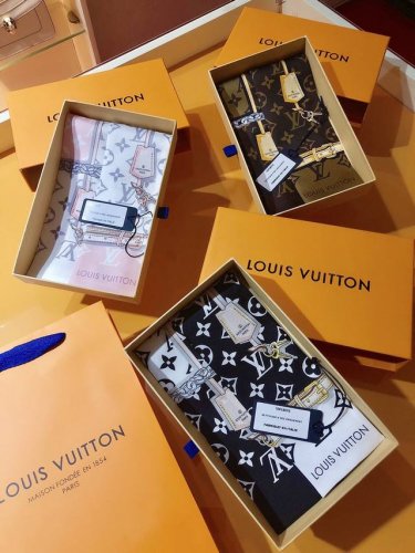Plv2217最强！Lv超经典 Monogram Confidential 束发带 此款丝质束发带以Monogram花纹为背景，印有标志性的路易威登设计元素：皮