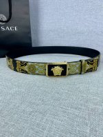 宽度4.0Cm Versace 范思哲 此款palazzo腰带采用牛皮革面料制作 并饰有Le pop Classique图案印花和标志性的美杜莎五金配件