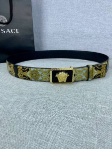 宽度4.0Cm Versace 范思哲 此款palazzo腰带采用牛皮革面料制作 并饰有Le pop Classique图案印花和标志性的美杜莎五金配件