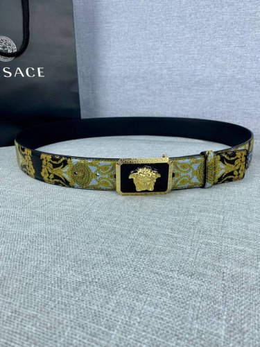 宽度4.0Cm Versace 范思哲 此款palazzo腰带采用牛皮革面料制作 并饰有Le pop Classique图案印花和标志性的美杜莎五金配件