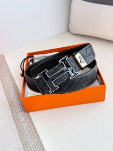 品名： 爱玛仕.Hermes腰带 皮带 原单 型号：挂扣，经典纯钢材质扣头，双面头层牛皮，图片实物拍摄 材料：双面头层牛皮，挂扣系列，纯钢材质扣头，镀钯电镀工艺