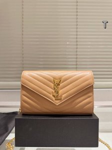礼盒 千元级最值得买的高奢包买一个得仨 Oyves Saint Laurent Ysl的包包里最最最值得买的一款鱼子酱牛皮信封包 1、容量大，Mac手机无压力