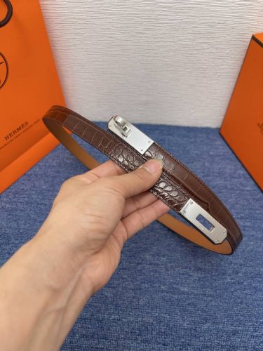 品牌 爱马仕 特 描述 采用高级真皮精制而成，触感厚实，饰以商标带扣。腰带为意大利尺寸，请在购买前参阅腰带尺寸指南. 铜扣金属配件 黑色皮革，采用环保工艺制作而