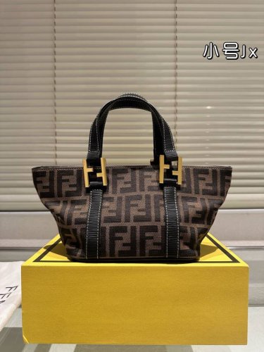 小号 Fendi奇奇怪怪的饺子包丑萌丑萌的耶 别有风味的一款，包型像是冬至会吃到的小饺子一样可爱，但加上Fd老花的图案，更像是暗黑风的小精灵♀！这款包包超级耐装