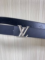 4.0宽，当季新款，双面牛皮，一面平纹压花，一面平纹底，搭配精品古银扣头，时尚，美观大方。
