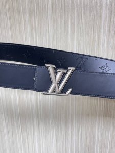 4.0宽，当季新款，双面牛皮，一面平纹压花，一面平纹底，搭配精品古银扣头，时尚，美观大方。