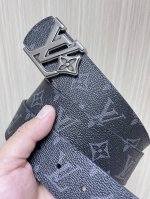 特 4.0Mm当季新款 一面一面帆布印格，一面小牛压花，搭配花朵精品扣头做工精细，质量保证。