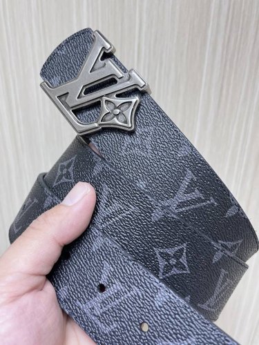特 4.0Mm当季新款 一面一面帆布印格，一面小牛压花，搭配花朵精品扣头做工精细，质量保证。