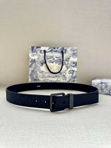 宽度3.5Cm Dior 这款腰带采用黑色超迷你 Oblique 印花面料精心制作，搭配金属覆层黄铜腰带扣，彰显优雅时尚的风范。腰带长度可调节，可与各式 35