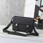 这款 Dior Explorer 手袋从经久不衰的信使包经典标识汲取灵感，重新演绎高订风格版本。采用标志性的米色和黑色 Oblique 印花提花面料精心制作，侧