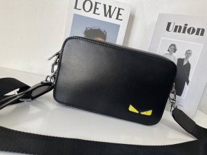 Endi型号33211-2最新爆款独家斜挎包出货，平纹头层牛皮、前面搭配拼色完美契合使用者的需求，高品质原单五金、做工非常精致，包的容量大、显得特别有档次、与专