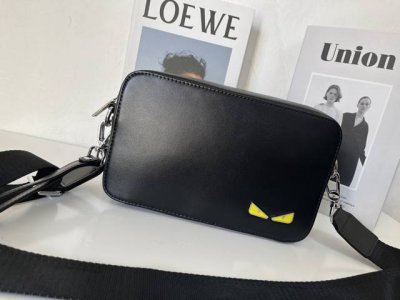 Endi型号33211-2最新爆款独家斜挎包出货，平纹头层牛皮、前面搭配拼色完美契合使用者的需求，高品质原单五金、做工非常精致，包的容量大、显得特别有档次、与专