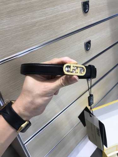 特P200 配送专柜包装 打孔针 宽20 Mm，搭配原单钌钯电镀F蟒蛇皮扣，手感.油边近乎完美，原产小牛皮料定制，双面可用，质感无可挑剔，出众的细节，高清实拍，