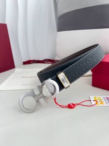 品名：菲拉格慕.Ferrgamo腰带 皮带 原单 型号：挂扣，纯铜材质经典挂扣，实物拍摄，头层牛皮 材料：百分百头层牛皮，保证真皮。纯铜材质，真空电镀永不掉色，