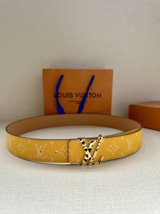 本款4.0宽 Lv Initiales 双面腰带推出缤纷新色。一面为华美 Taurillon 皮革铺陈品牌经典图案，一面以光滑素雅牛皮革展露低调个性。Lv 字母