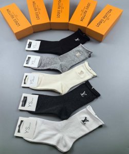 特 配包装 Lv 路易威登 新款经典刺绣中长款堆堆袜袜子！一盒五双， 专柜同步筒袜袜子，大牌出街，潮人必备超好搭。