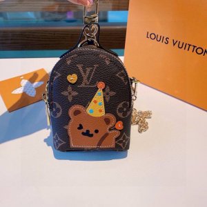原单货 Louis Vuitton 新款卡通链条斜挎小包，Mini包包 可装银行卡蓝牙耳机 钥匙扣零钱包 耳机包 包包挂饰 搭配链条可斜挎。尺寸12X9Cm 顶