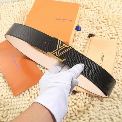 特P200 专柜同步 这款 字样以Epi 皮革制造，配以银色金色钢扣搭扣，皮带宽4.0毫米，可为任何衣着增添典雅风味