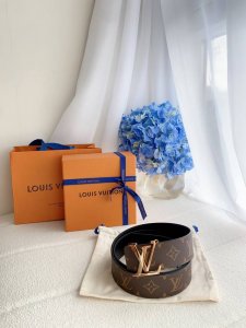 特 P150 Linitiales Monogram双面腰带，40毫米 Linitiales 40号腰带新推出的Monogram双面版本，搭配金色润饰的带扣，采