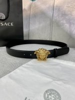 宽度3.0Cm Versace此款柔软的皮带配有立体美杜莎腰带搭扣，拥有3D立体饰面，与连衣裙、正装或休闲丹宁单品搭配相得益彰。