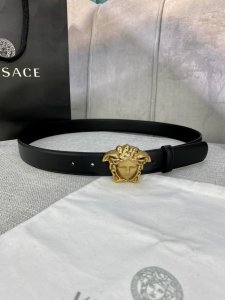 宽度3.0Cm Versace此款柔软的皮带配有立体美杜莎腰带搭扣，拥有3D立体饰面，与连衣裙、正装或休闲丹宁单品搭配相得益彰。