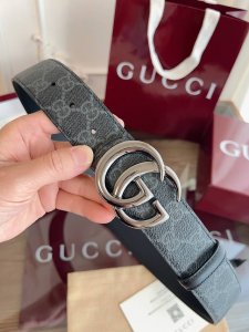 Gucci 这款男士腰带亮眼吸睛，是2026早春系列之一。腰带扣设有一个销钉，可轻松翻转互扣式双G造型配件。一面为柔软Gg Supreme帆布，另一面为黑色皮革