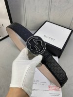 宽度4.0Cm Gucci 互扣式双G钢扣腰带，采用热压印技术的Gucci Signature皮革精制而成，触感厚实，印花图案清晰分明。