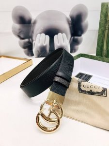 gucci双面皮革腰带，采用织纹皮革打造，装饰Gg带扣。金属配件深受品牌辉煌的70年代经典设计所影响，得以重新诠释。3.7Cm宽