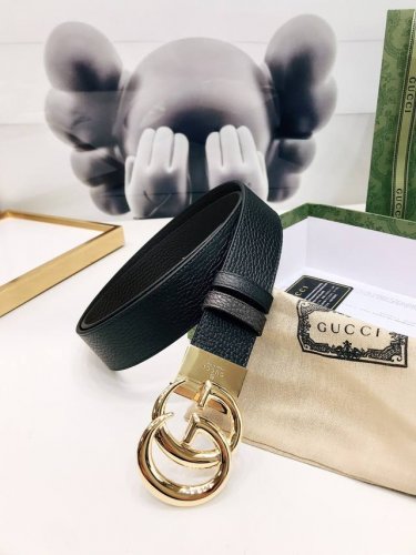 gucci双面皮革腰带，采用织纹皮革打造，装饰Gg带扣。金属配件深受品牌辉煌的70年代经典设计所影响，得以重新诠释。3.7Cm宽