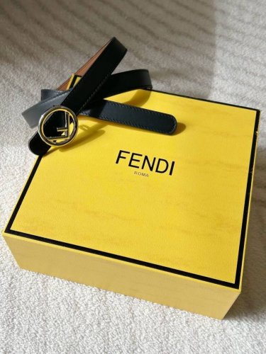 Fend I 芬迪 专柜同款 女款细腰带，宽2.0Cm 黑色头层光滑牛皮内衬磨砂皮 Fis Fendi徽标造型圆形金属搭扣，简约优雅百搭。