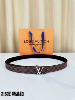 Louis Vuitton 2.5Cm宽经典皮带，采用标志性Monogram设计，搭配抛光钢质Lv字母扣。精选牛皮材质，棕色系配色百搭实用，精湛工艺诠释法式奢华