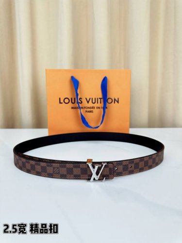 Louis Vuitton 2.5Cm宽经典皮带，采用标志性Monogram设计，搭配抛光钢质Lv字母扣。精选牛皮材质，棕色系配色百搭实用，精湛工艺诠释法式奢华