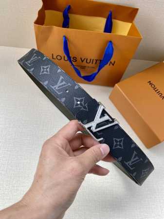 特P160 作为路易威登备受喜爱的设计之一，Lv Initiales 双面腰带此次拼接明亮牛皮革和 Monogram Eclipse 帆布，以抛光 Lv 字母搭 - 点击图像关闭