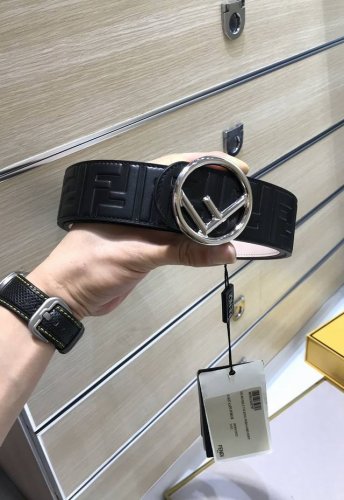 配送专柜包装 特批新款 Fd 宽40Mm 标志造型宽皮带。钉扣式带扣。进口小牛磨砂制成，原版浮雕纯手工绘黑色咖啡色Ff 图案，非市场电脑喷印平平没凹凸质感，支持