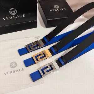 范思哲 新款，此款双面小牛皮腰带采用两种不同的纯色配色和刻有Versace Logo的Greca双面搭扣，3.5厘米。 DDD