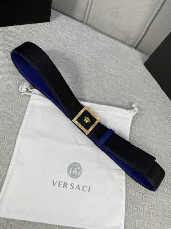 4.0Cm 范思哲 两面荔枝纹腰带饰有标志性的Versace美杜莎头像扣 彰显品牌格调 是一款精美的衣橱必备单品 - 点击图像关闭