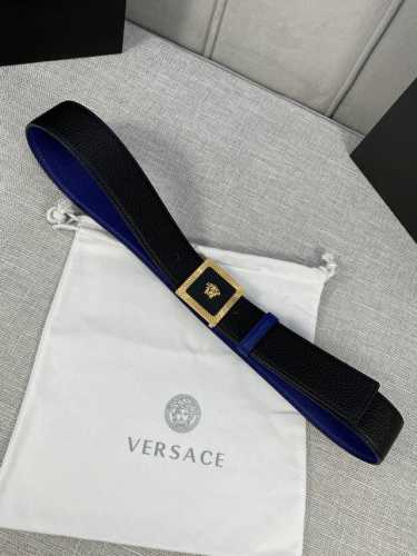 4.0Cm 范思哲 两面荔枝纹腰带饰有标志性的Versace美杜莎头像扣 彰显品牌格调 是一款精美的衣橱必备单品