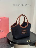 小号 又是被Miumiu 征服的一天 复古深牛仔Tote托特 近期的好物推荐，最近超爱这个包包，托特包真的超能 装，出门拍摄能装好多小东西，随意慵懒的赶脚很戳我