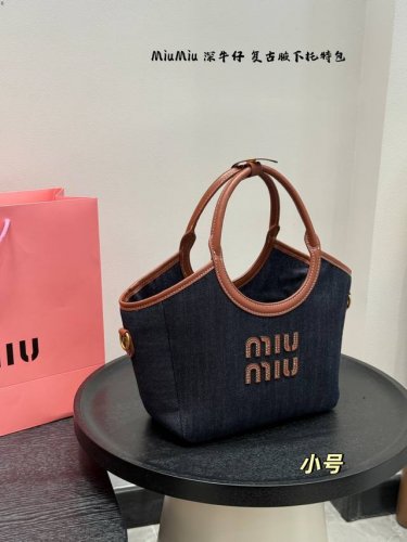 小号 又是被Miumiu 征服的一天 复古深牛仔Tote托特 近期的好物推荐，最近超爱这个包包，托特包真的超能 装，出门拍摄能装好多小东西，随意慵懒的赶脚很戳我
