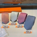 领带新款出货啦爱马仕男士新款领带系列，让男士可以充分展示自己个性。100%顶级斜纹真丝手工定制