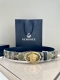 宽度4.0Cm Versace 范思哲 这款柔软鳄鱼皮饰带搭配一枚椭圆形美杜莎带扣。腰带饰有一枚金属圈环，宛如点睛之笔，本季标志性的Versace饰件点缀其上，