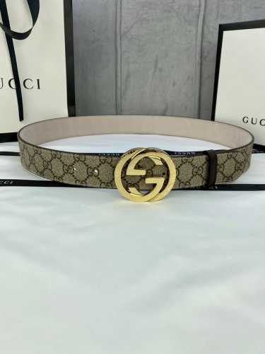 宽度4.0Cm Gucci Marmont系列每一季都会推陈出新，为灵感源于70年代的标志性Gg钢扣配件注入现代精髓。这款Gg Supreme帆布腰带反面采用黑